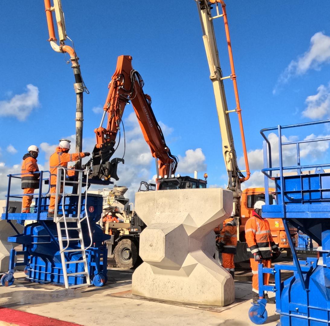 La fabrication des Accropodes™ de la digue de la chatière est lancée ...
