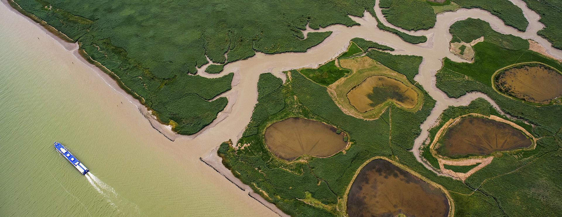 Fluvial remontant la Seine vers le port du Havre