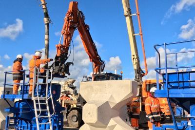 Coulage du beton dans les moules - Agrandir l'image 2 sur 6, fenêtre modale
