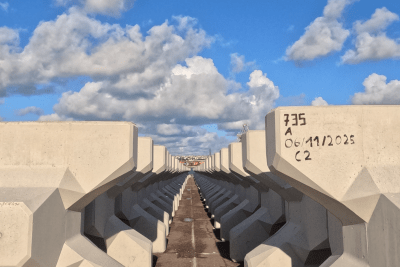 Rangée d'accropodes sur le quai de l'Asie - Agrandir l'image 6 sur 6, fenêtre modale