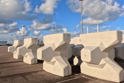 Rangée d'accropodes sur le quai de l'Asie - Agrandir l'image 1 sur 6, fenêtre modale