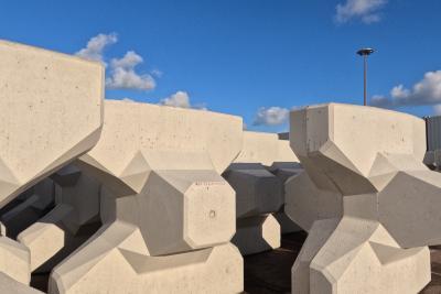 Rangée d'accropodes sur le quai de l'Asie - Agrandir l'image 3 sur 6, fenêtre modale