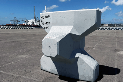 Accropode posé sur un quai au port du Havre. Il s'agit d'une 10 000e Accropode fabriqué dans le cadre de la construction de la digue de la chatière au Havre. - Agrandir l'image, fenêtre modale