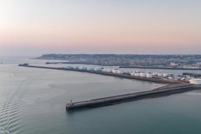 HAROPA PORT _ Vue sur l'entrée de Port 2000 et cuves de stockage _ Le Havre - Agrandir l'image, fenêtre modale